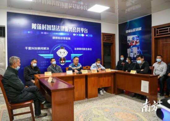 村居微型调解庭内，村干部、“法律明白人”为村民调解矛盾纠纷。南方日报记者 何森垚 摄