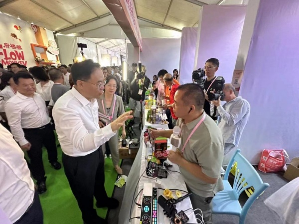 潮州市委书记亲临新哥直播间